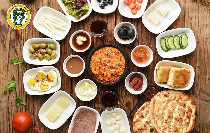 اهمیت صبحانه از نظر علمی دعوت به صرف صبحانه در باغ رستوران زیبا
