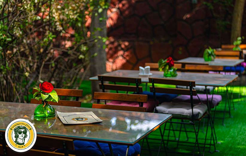 دعوت به سرو چلوخورشت سبزی در باغ رستوران زیبا شیراز